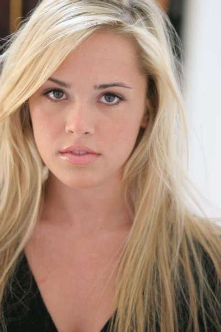 Amber Marshall Bra Size, Age, Weight, Height, Measurements