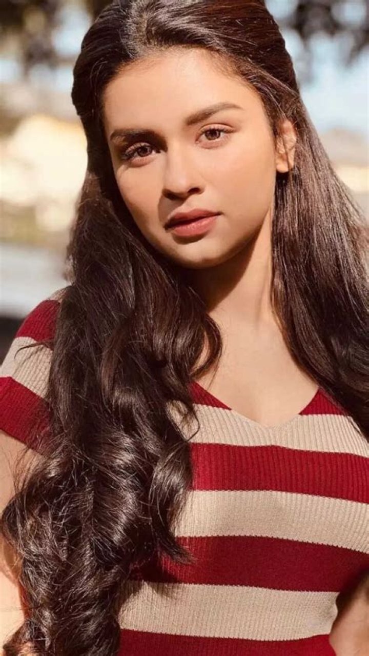 Avneet Kaur in Bathing Suit is a "Beach Bum" — Celebwell