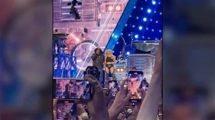 Beyonce Makes Sure That Her Toned Figure Is Center Of Attention At Christmas Party — Photos Confirm That Jay-Z Is A Lucky Man