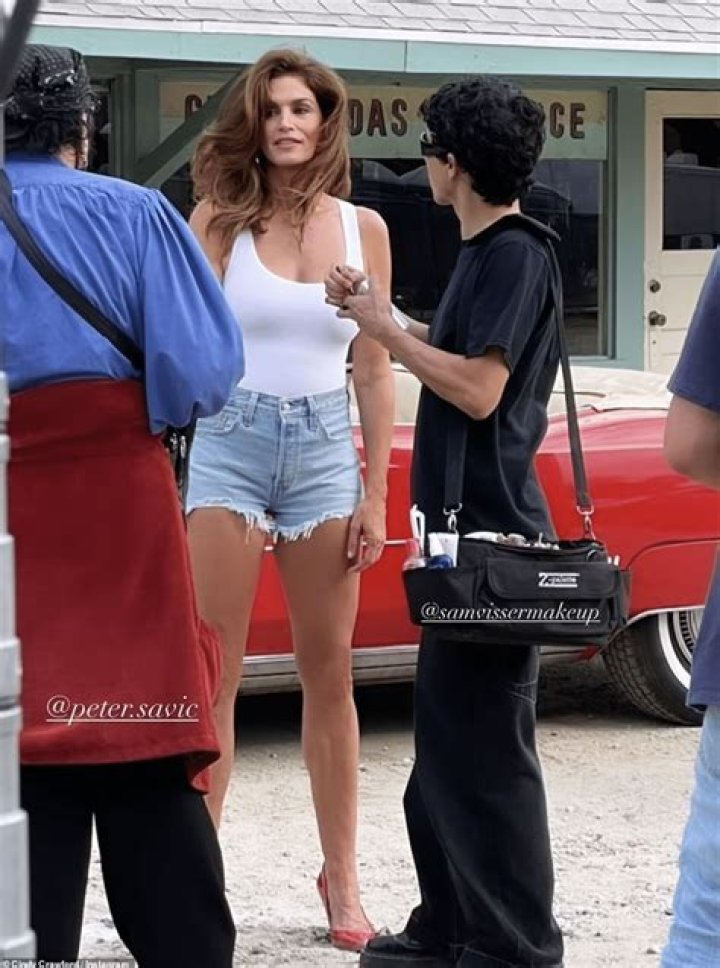Cindy Crawford's New Abs Workout Video Is a Major 90s Flashback — Celebwell