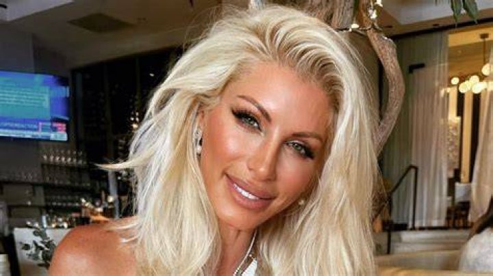 Dani Behr in Two-Piece Workout Gear Keeps Things Tight