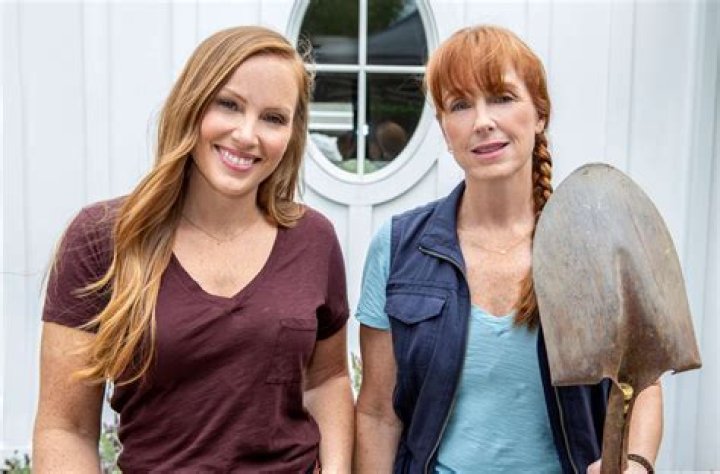 Does Mina Starsiak Have A Sister Jessica? – Celebrity