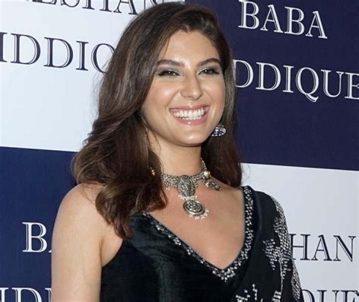 Elnaaz Norouzi in Bathing Suit is "Looking Fine Babe"  — Celebwell