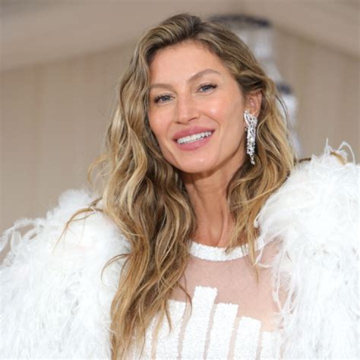 Gisele Bündchen in Bathing Suit Says Happy Thanksgiving — Celebwell