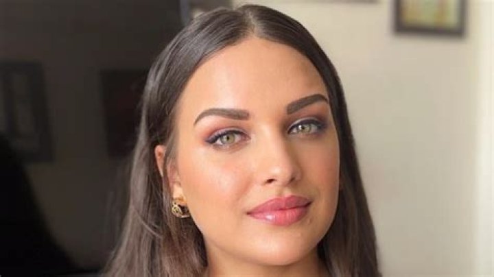Himanshi Khurana in Bathing Suit Sees "Pieces of Heaven" — Celebwell