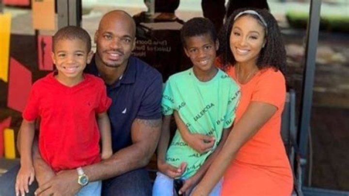 How many children does Adrian Peterson have? Who are Adrian Peterson's baby mamas?