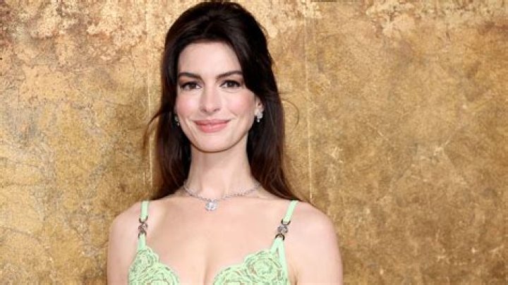 
How Much Money Does Anne Hathaway Make? Latest Income Salary
