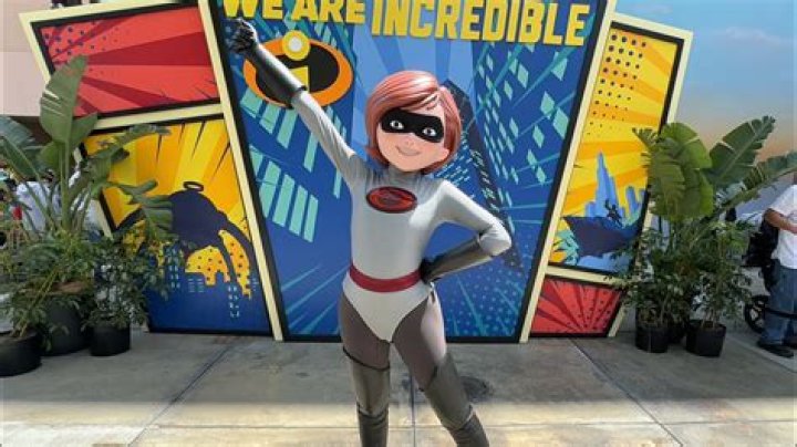 How old is Elastigirl in The Incredibles 2? – Celebrity