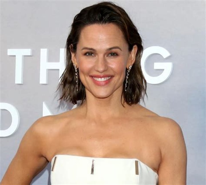 Jennifer Garner in Maroon Sports Bra Does Box Jumps 