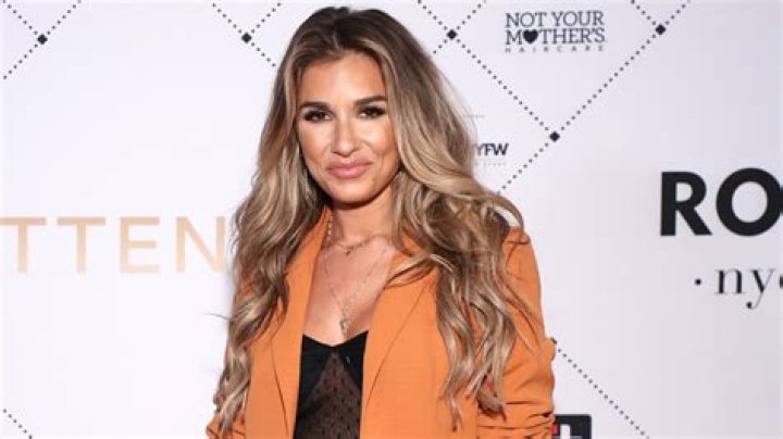 Jessie James Decker Posts Bikini Photo From Beach — Celebwell