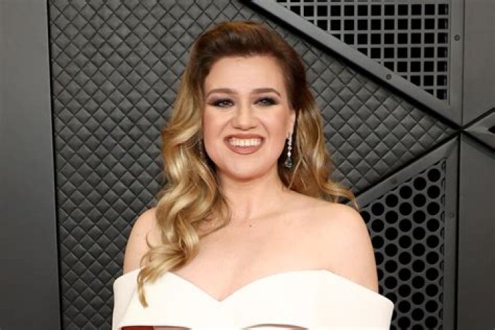 Kelly Clarkson Bra Size, Age, Weight, Height, Measurements