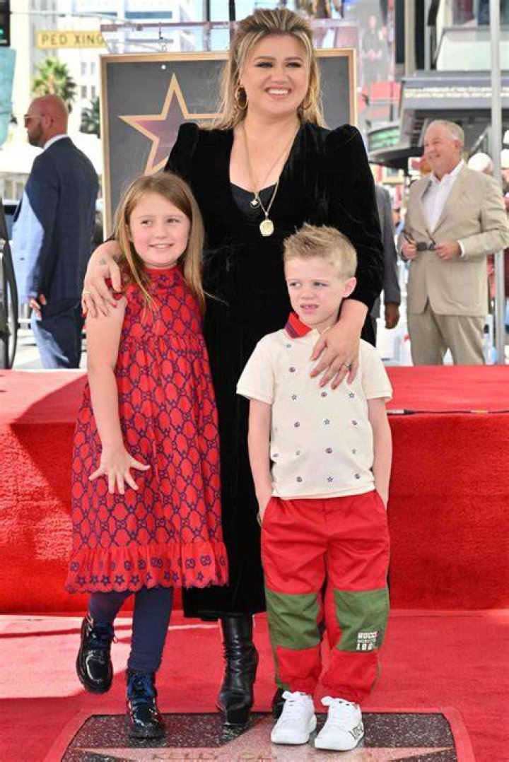 Kelly Clarkson Shares Which Of Her 4 Kids Want To Be Famous!