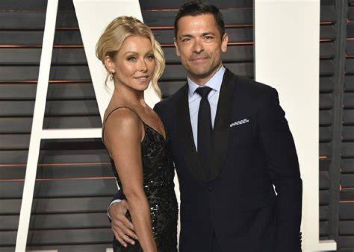 Kelly Ripa Pokes Fun At Hubby Mark Consuelos For Taking Her To Wrestling Match And Not The Met Gala In Hilarious Videos