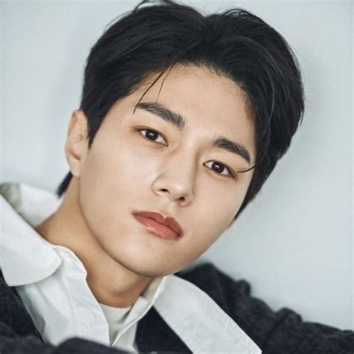 L (Kim Myung-soo) - Bio, Facts, Family Life of South Korean Singer