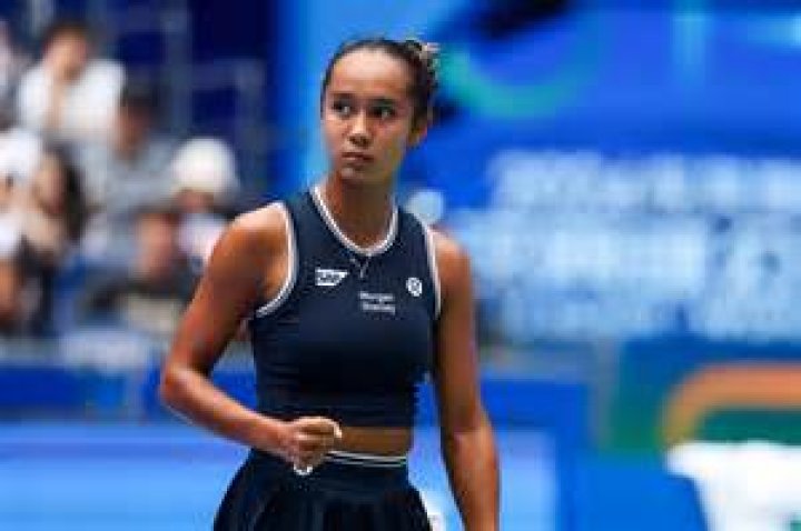 Leylah Fernandez In Workout Gear Plays Tennis On the Sand