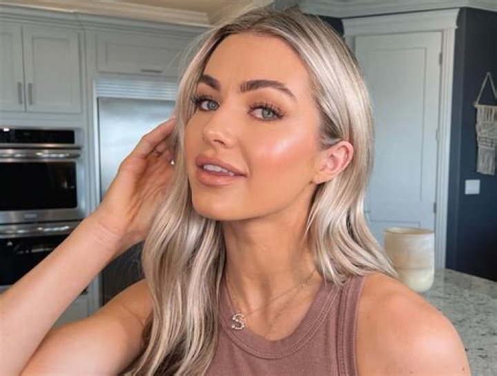 Lindsay Arnold in Bathing Suit Says "Love This Suit" — Celebwell
