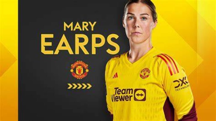 Mary Earps team, contract, salary, net worth