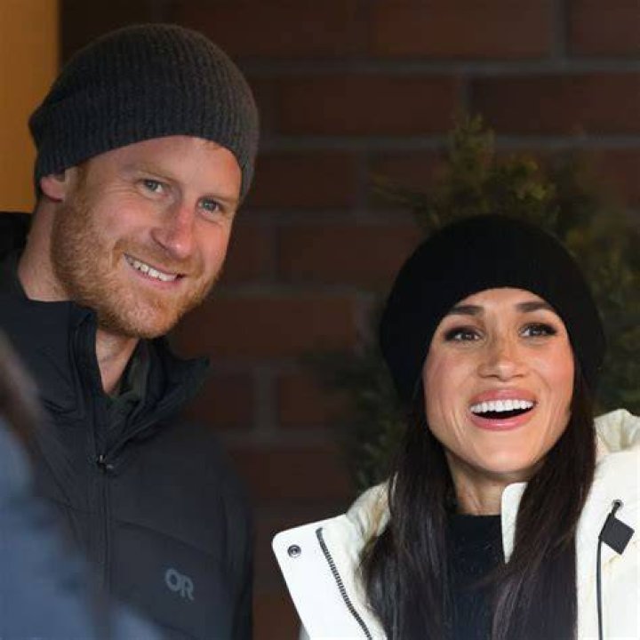 Meghan Markle & Prince Harry Help A Canadian Couple Take A Selfie During New Year’s Day Hike