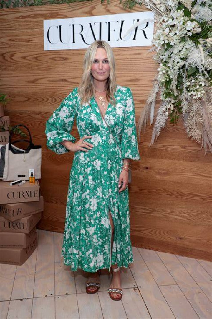 Molly Sims Shows Off Fit Figure in Swimsuits — Celebwell