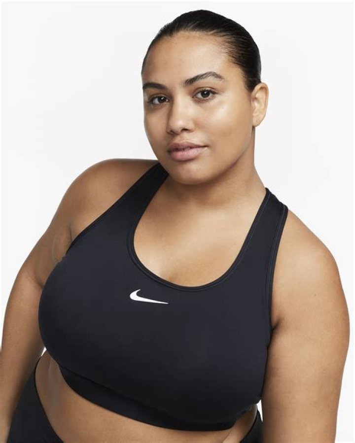 Rebel Wilson Flashes Flat Abs in Sports Bra — Celebwell
