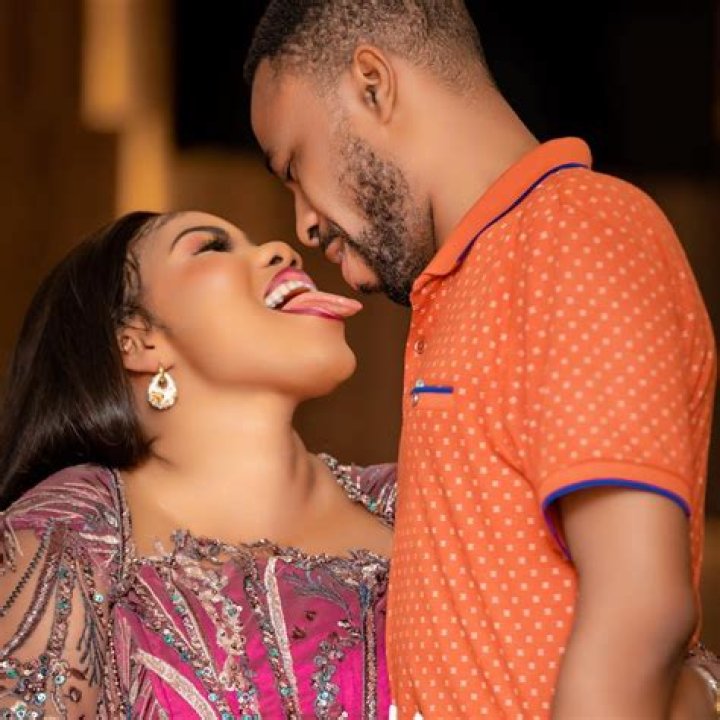 Secret wedding photos of Kofi Adomah and curvy wife pop up