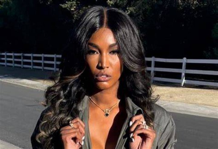 Sessilee Lopez-Holmes in Bathing Suit Has "Muscle Mommy Moment" — Celebwell