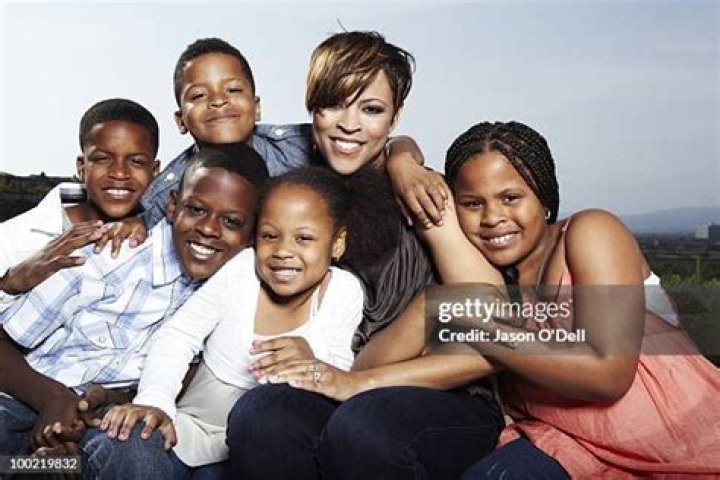 Shaunie Henderson Posts Picture of Herself With All 5 Kids; Fans Are Quick To Point Out That All The Kids Look Exactly Like Shaunie