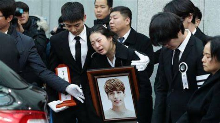 Shinee Jonghyun Death Date, Death Reason, Obituary, Funeral : Member of SHINee,