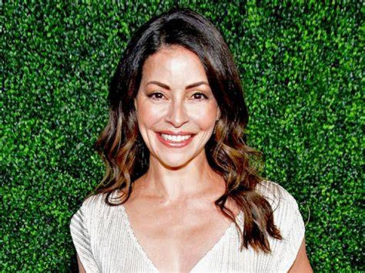 Two and a Half Men Star Emmanuelle Vaugier in Two-Piece Workout Gear Longs for "Summer Sunshine"