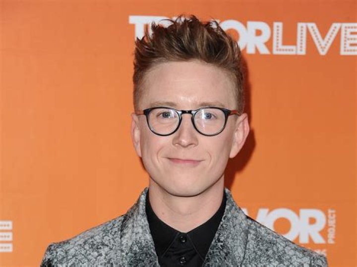Tyler Oakley Biography - Facts, Childhood, Family Life & Achievements