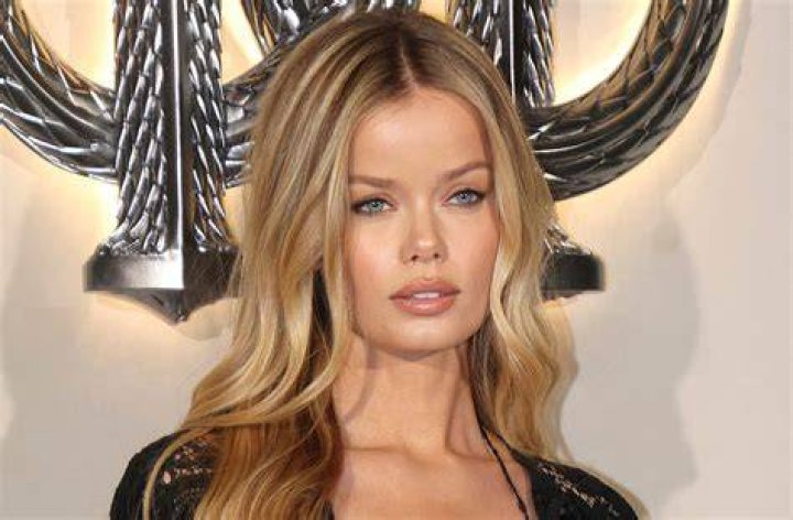 Victoria’s Secret Model Frida Aasen In Black Leggings Does Full Body Workout