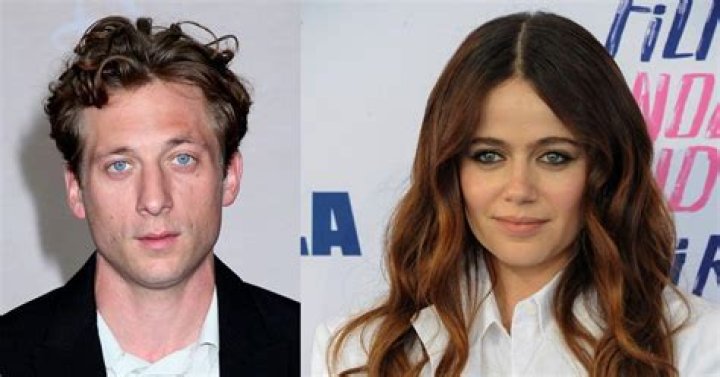 Who is Jeremy Allen White’s girlfriend?