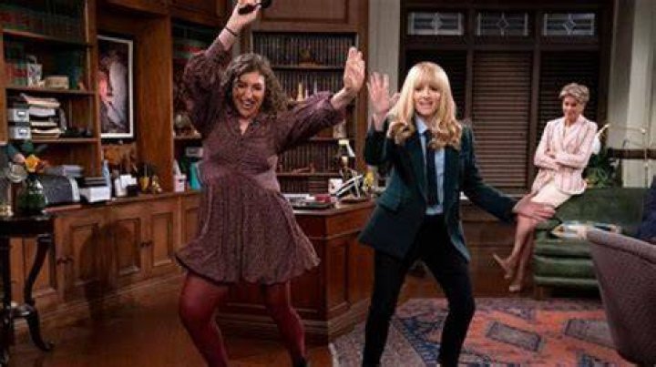 Why does Mayim Bialik wear dresses? – Celebrity